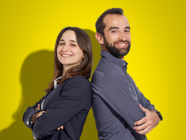 Donna e uomo in abbigliamento d'ufficio schiena contro schiena
