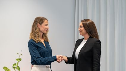 Manažérka si podáva ruku s kandidátkou pri pohovore
