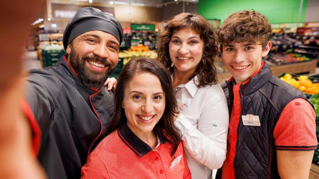 Selfie-Gruppenbild vom Kaufland Verkaufsteam in der Filiale.