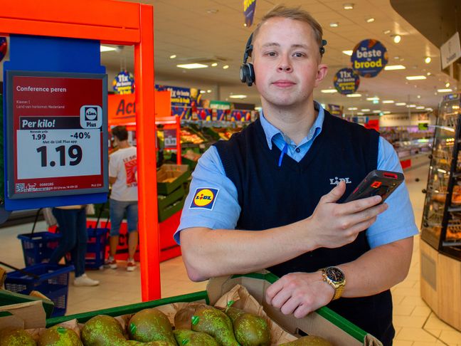 Stefan plaatsvervangend supermarktmanager bij de peren