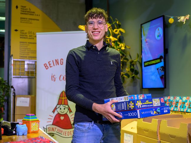 Teamleider afvalverwerking deelt Sinterklaascadeau's uit