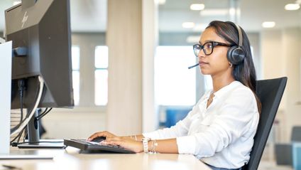 Collega al telefono