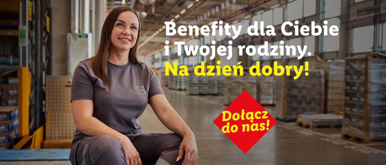 Uśmiechnięta pracownica w szarym stroju z logo Lidl siedząca na palecie w hali magazynowej. Na grafice widnieje napis: „Benefity dla Ciebie i Twojej rodziny. Na dzień dobry!” oraz czerwony romb z hasłem „Dołącz do nas!”.