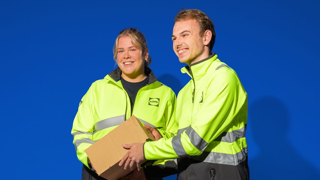 Medewerkers aan het werk in een Lidl distributiecentrum