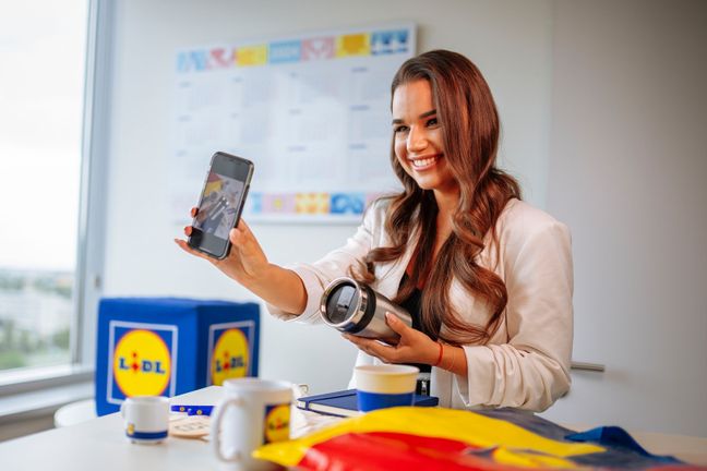 zamestnanec si pozera stranku Lidl e-shopu.