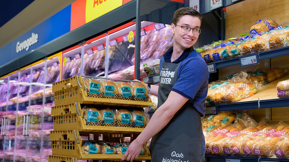 Lidl hulpkracht vult de broodafdeling met vers brood