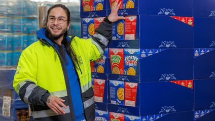 Lagermedarbejder i Lidl foran vores varer