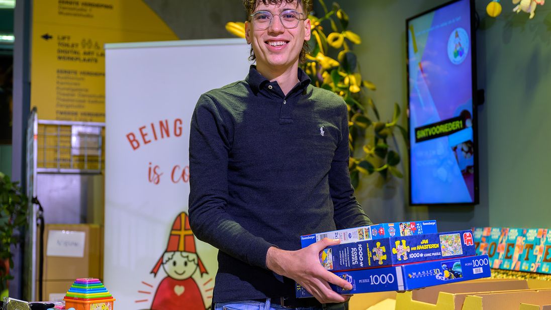 Teamleider afvalverwerking deelt Sinterklaascadeau's uit