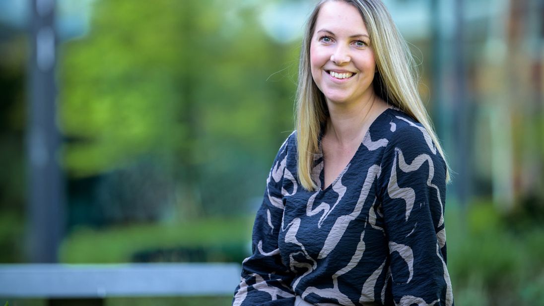 IT manager Stefanie zit in de campus tuin Huizen