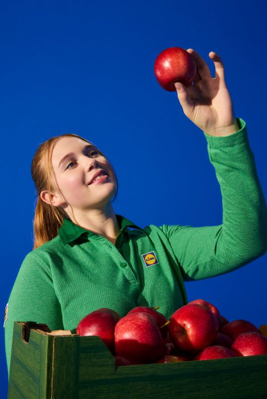 Mitarbeiterin prüft Äpfel