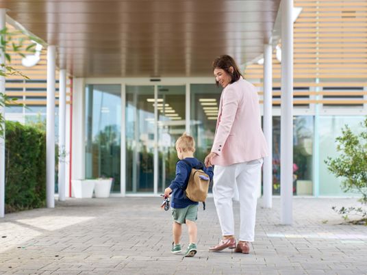 Asilo aziendale - collega accompagna figlio all'ingresso