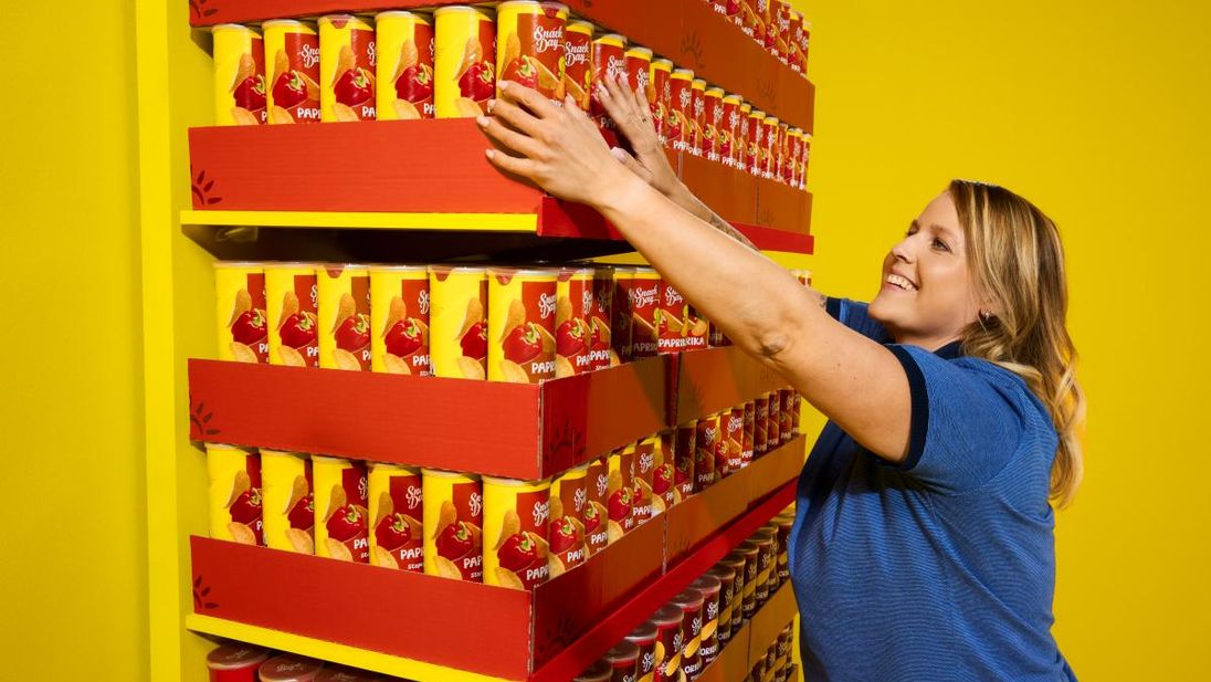 Mitarbeiterin bereitet eine Palette vor