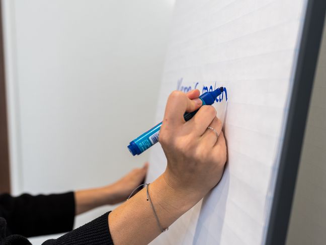 Leidinggevende in overleg met collega