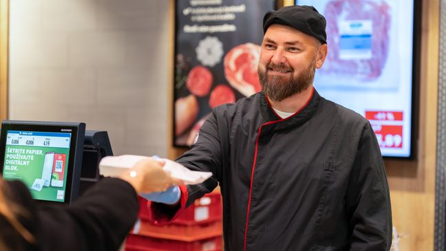 pracovník oddelenia pultov podáva navážený tovar zákazníčke