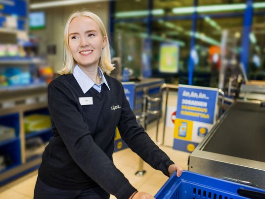 Esihenkilö myymälässä
