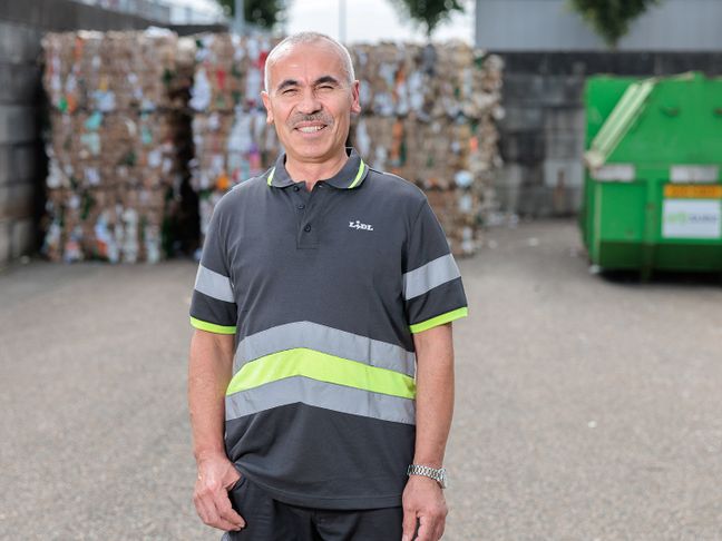Medewerker recyclung Lufti bij buitenplaats distributiecentrum