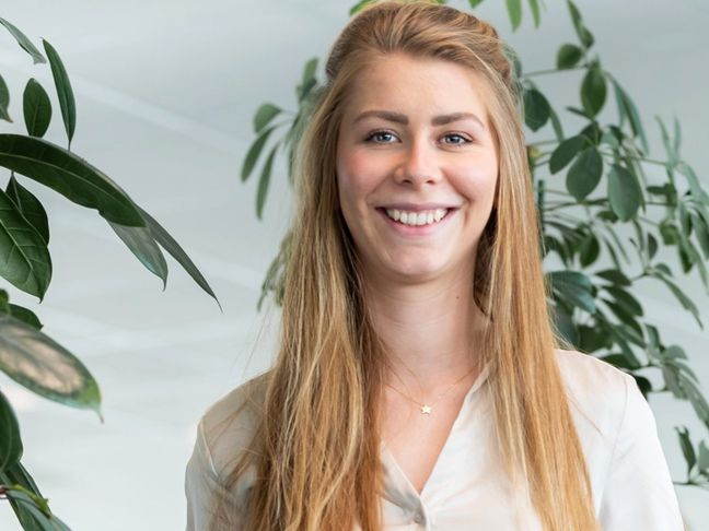 Stagiair corporate social responsibility op kantoor in Huizen