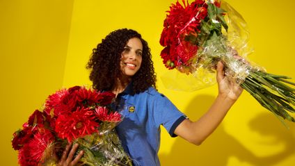 Verkäuferin mit Blumen