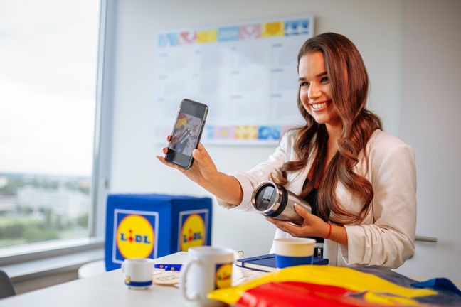 zamestnanec si pozera stranku Lidl e-shopu.