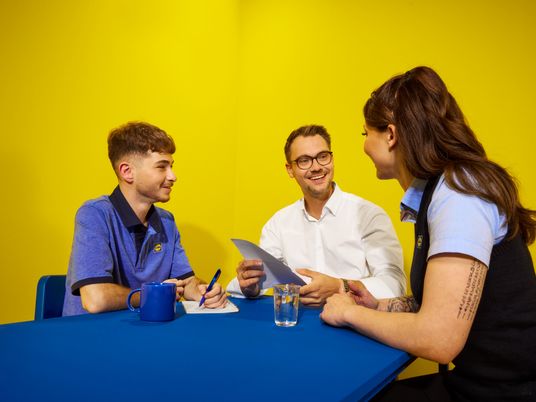 Verkaufsmitarbeiter in Besprechung