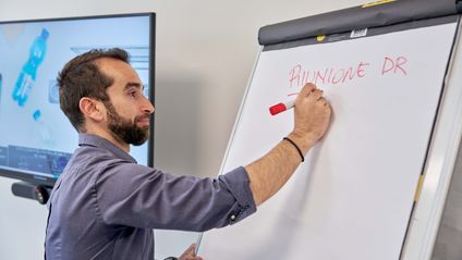 Collega uomo servizi interni