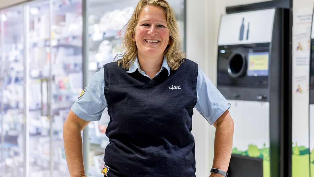 Aletta supermarktmanager bij flesinname apparaat