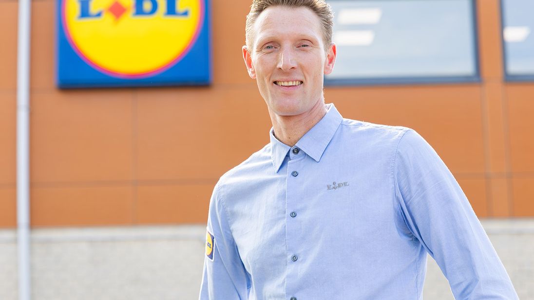 Niels plaatsevervangend supermarktmanager buiten Lidl winkel