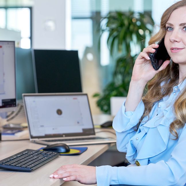 Collega al telefono in ufficio