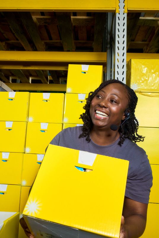 Logistikmitarbeiterin mit Karton