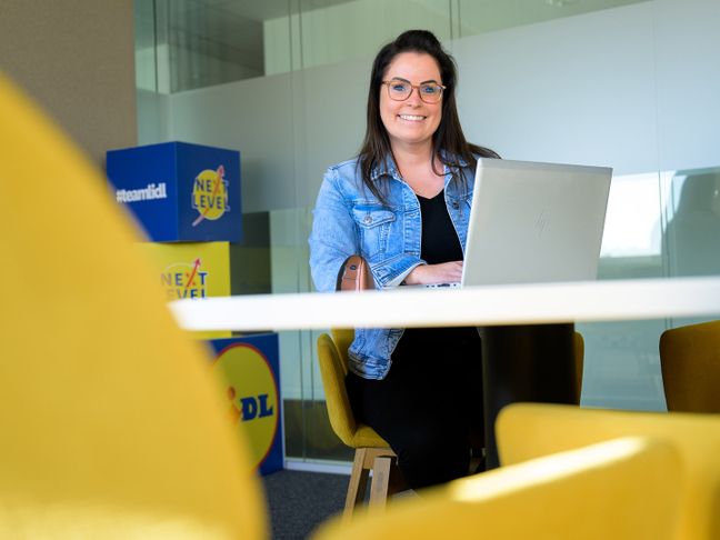 Teamleider verkoopsecretariaat achter laptop Lidl campus Huizen