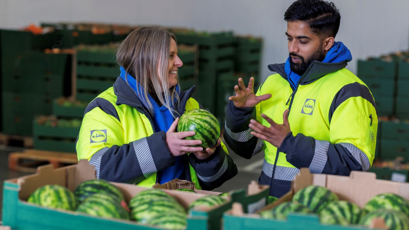 To medarbejdere med vandmeloner