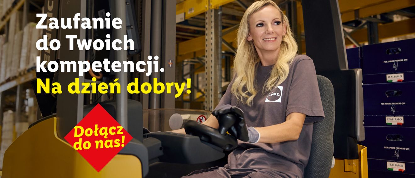 Uśmiechnięta pracownica w koszulce z logo Lidl prowadząca wózek widłowy w centrum logistycznym. Na banerze widnieje napis rekrutacyjny: „Zaufanie do Twoich kompetencji. Na dzień dobry!” oraz „Dołącz do nas!”