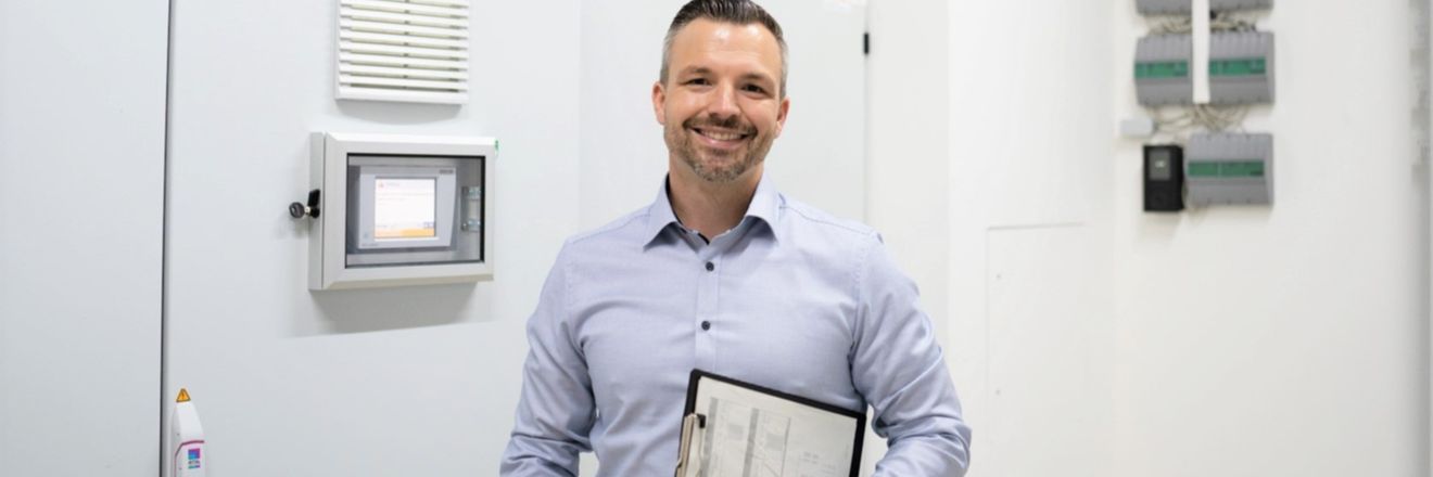 Portrait Senior Projektleiter Billy aus dem Technischen Facility Management bei Kaufland.