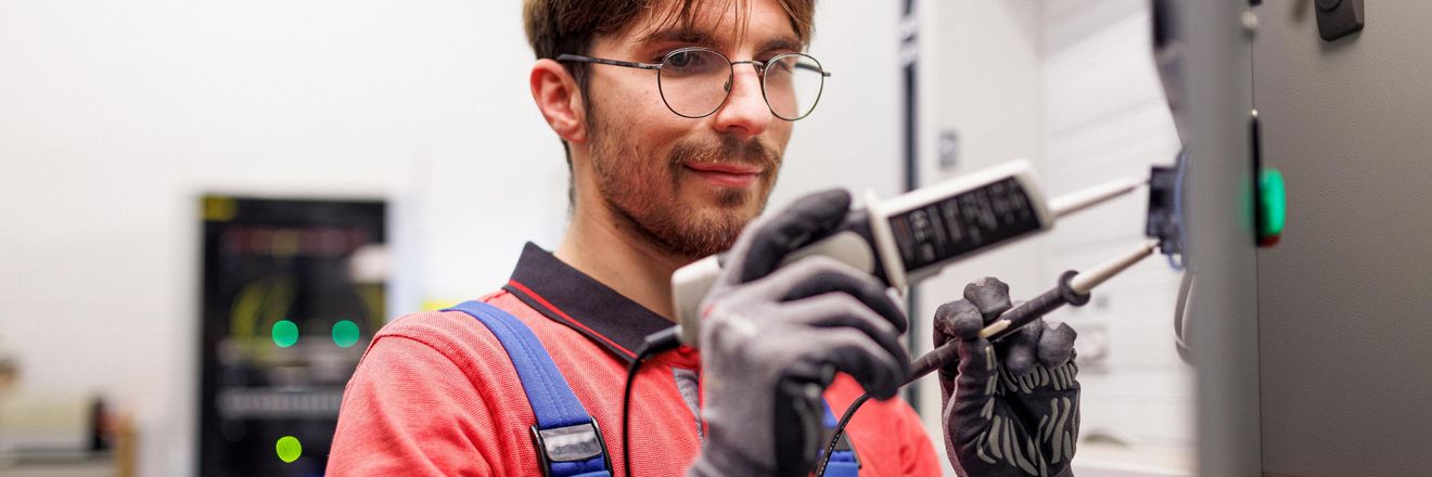 Techniker von Kaufland mit einem elektrischen Prüfgerät.