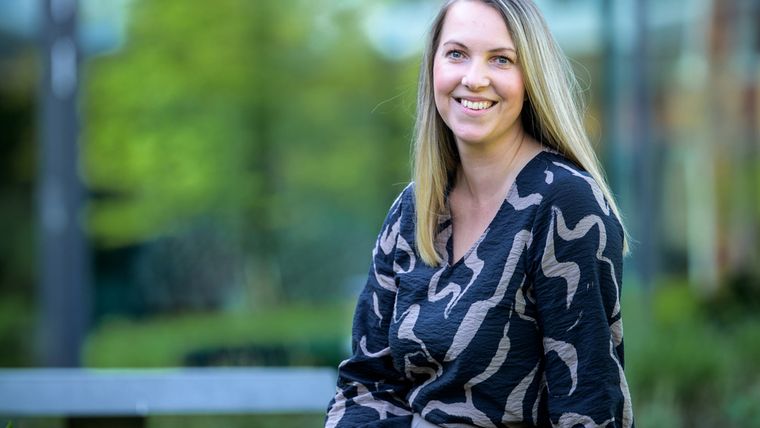 IT manager Stefanie zit in de campus tuin Huizen