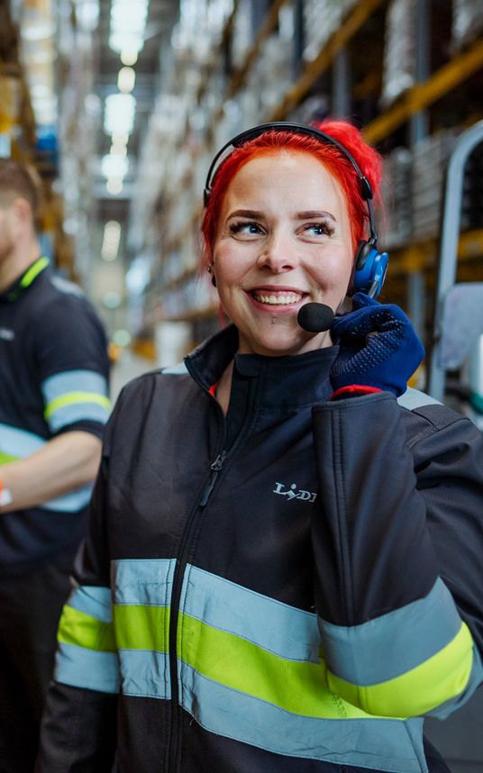 Keräilijä kuuntelee äänikeräilyjärjestelmää kuulokkeista