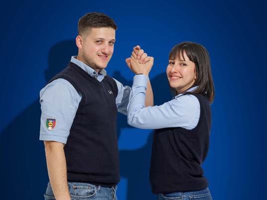 Colleghi store manager uomo e donna si stringono la mano