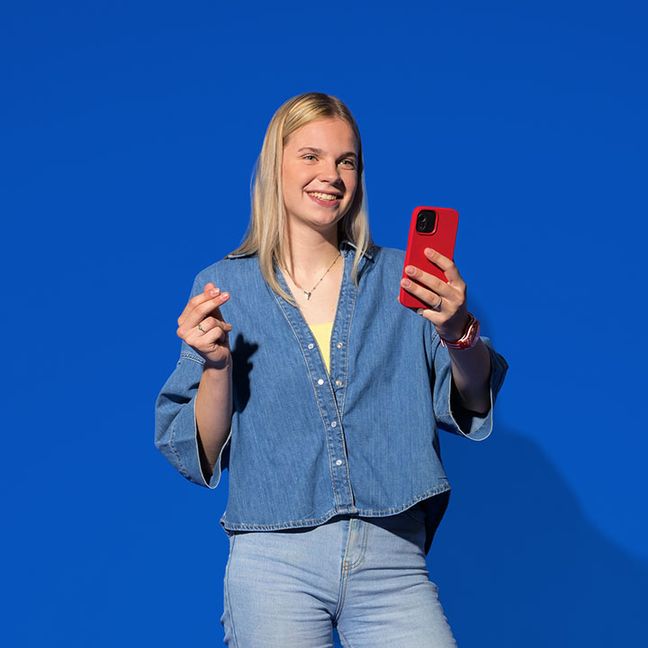 Lidl hulpkracht bekijkt salaris van haar bijbaan op mobiel