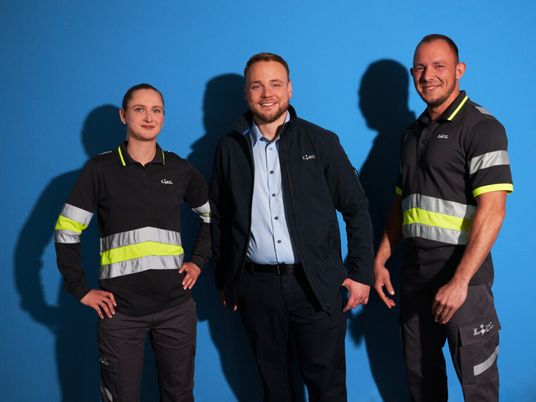 Logistik Team 3er Gruppe vor blauem Hintergrund