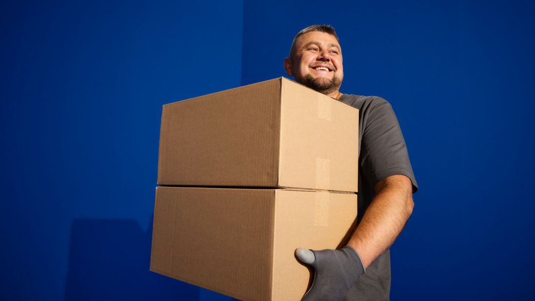 Logistikmitarbeiter mit Kartons