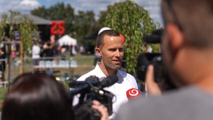 Nový generálny riaditeľ Kaufland Slovensko Michal Dendeš dáva rozhovor novinárom