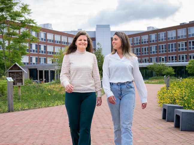 Finance collega's lopen in de Lidl campus tuin