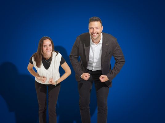 uomo e donna che scherzano insieme