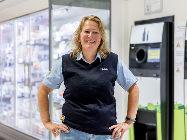 Aletta supermarktmanager bij flesinname apparaat