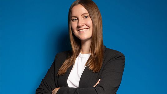 Nina Leitz vor einem blauen Hintergrund.