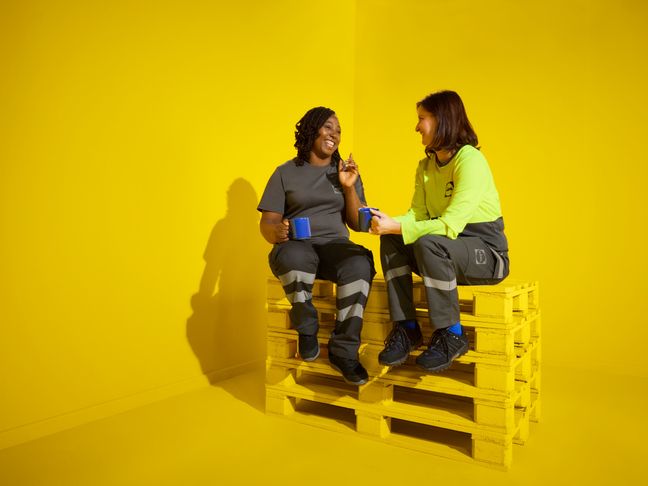 Logistikmitarbeiterinnen machen Pause