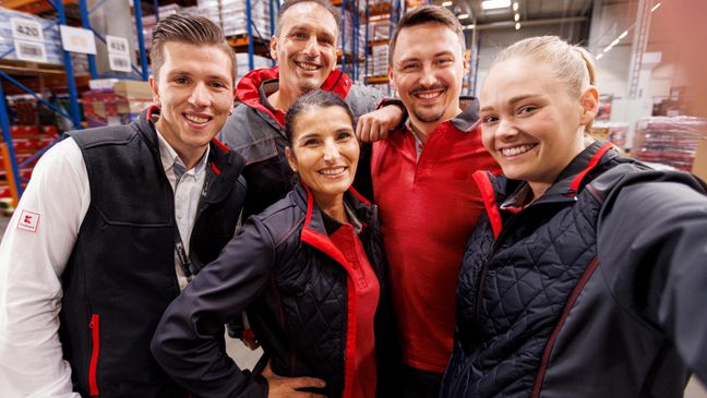 Gruppen-Selfie: Fünf Logistikmitarbeiter von Kaufland posieren vor der Handykamera.
