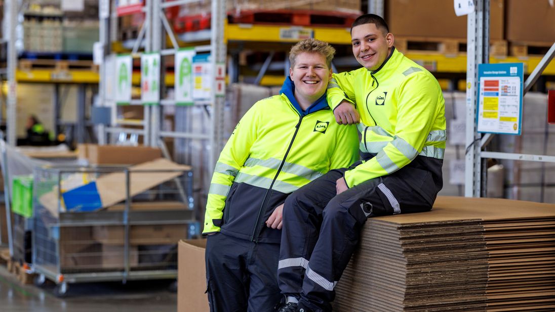 To Lidl-medarbejdere på lageret